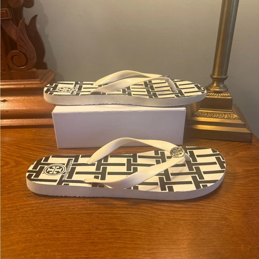 Tory Burch Black and White Flip Flops w/ Silver Hardware Size 9 - Picture 7 of 11